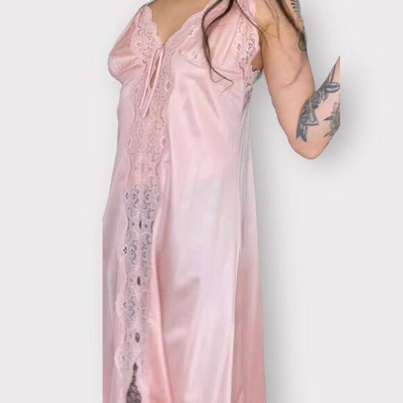 70’s Pastel Pink Lace Detailed Robe & Nightgown by Tom Bezduda for Barad Co. - Picture 6 of 13
